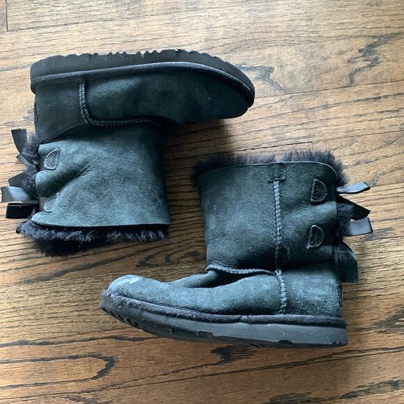 UGG Bailey bow little girls size 1 black suede wool lined boots - Picture 1 of 8